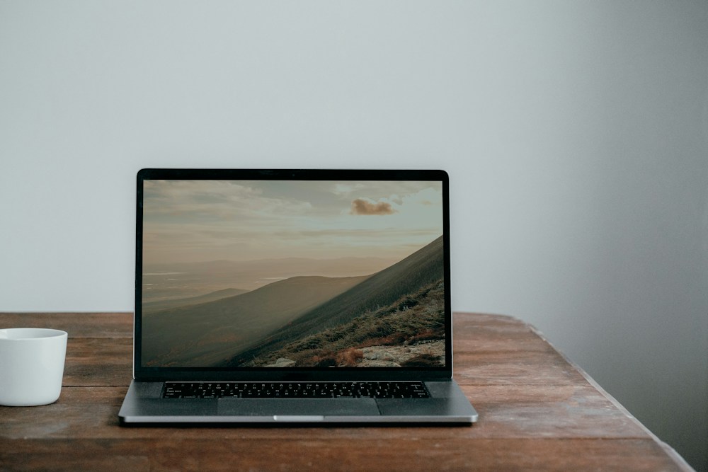 Fotografia ilustrativa de notebook sobre uma mesa